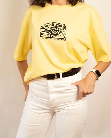 Keklik Desenli Oversize Taş Baskı Tişört (Sarı) – %100 Ege Pamuğu