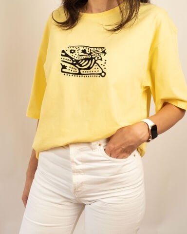 Keklik Desenli Oversize Taş Baskı Tişört (Sarı) – %100 Ege Pamuğu