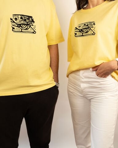 Keklik Desenli Oversize Taş Baskı Tişört (Sarı) – %100 Ege Pamuğu