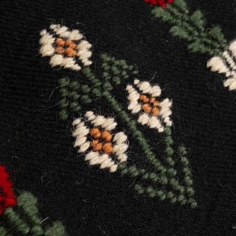 Üç Güller Motifli Siyah El Dokuma Kilim 130x68 Cm Geleneksel El İşçiliği