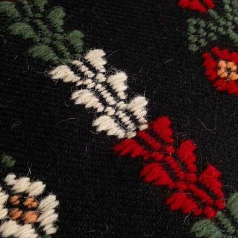 Üç Güller Motifli Siyah El Dokuma Kilim 130x68 Cm Geleneksel El İşçiliği