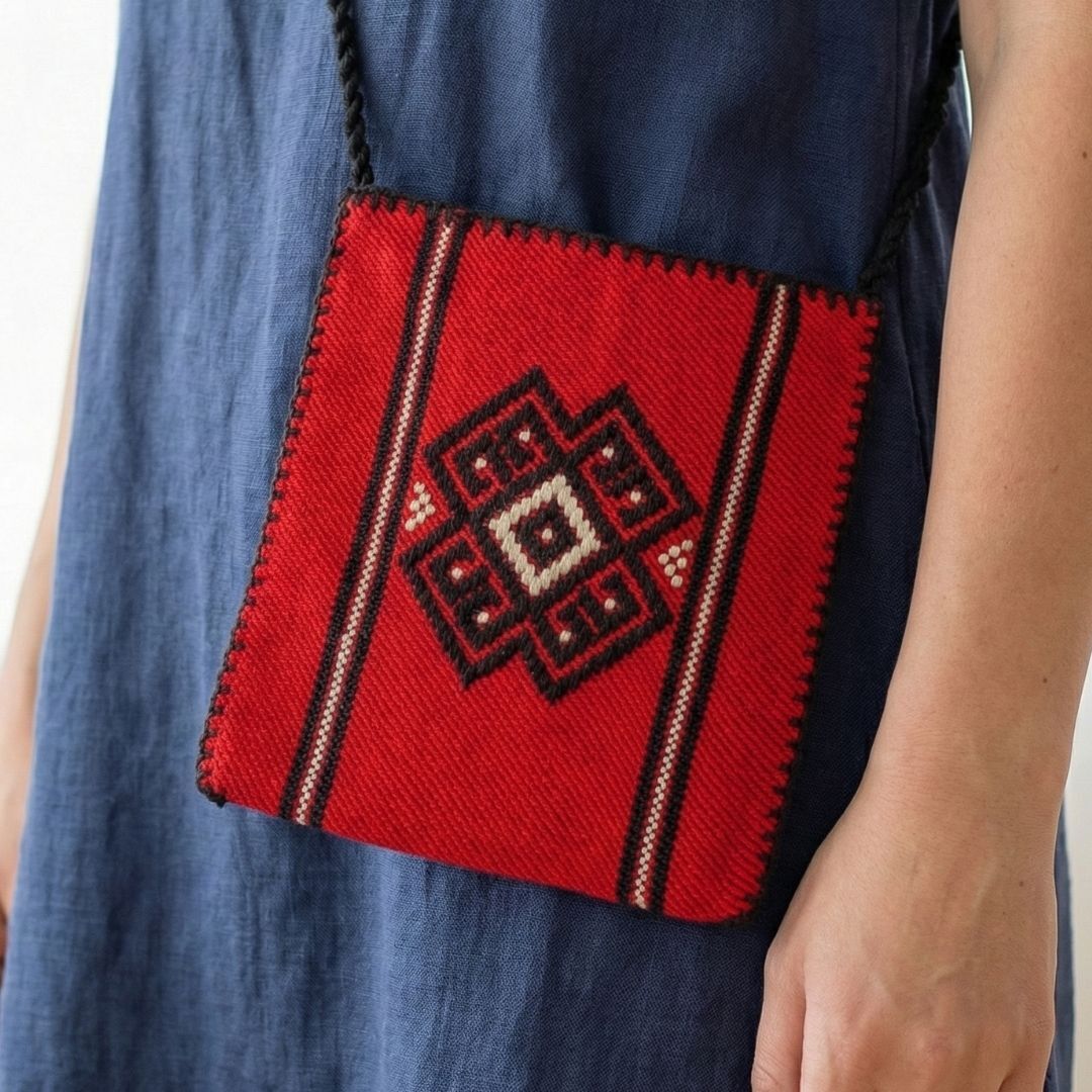 Karacakılavuz Dimi Dokuması Koç Boynuzu Motifli Kırmızı Küçük Çanta 25 x 22 Cm