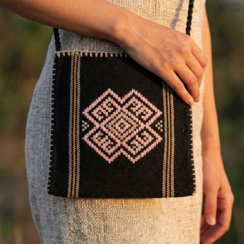 Karacakılavuz Dimi Dokuması Koç Boynuzu Motifli Siyah-Pembe Küçük Çanta 25 x 22 Cm
