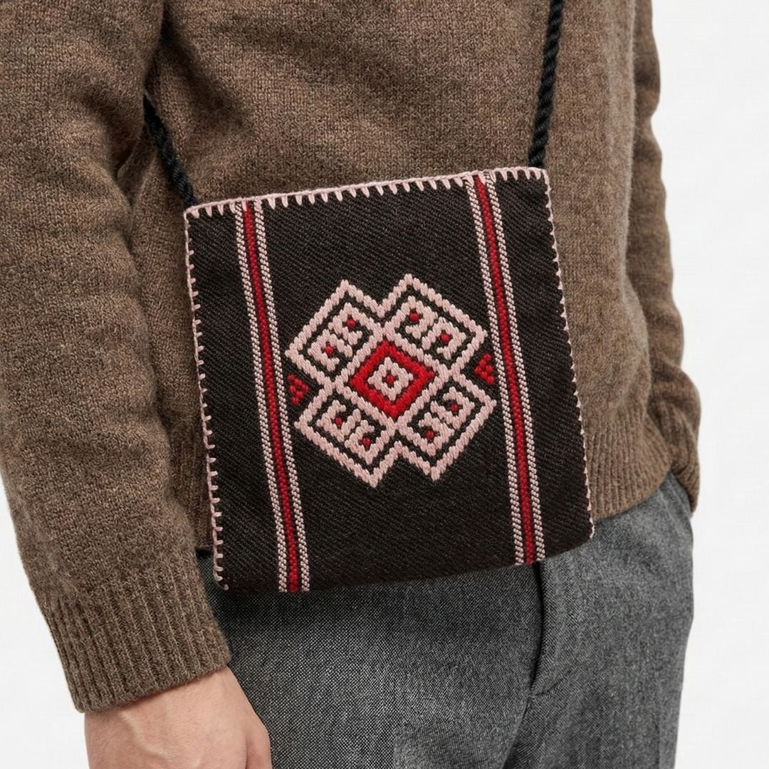 Karacakılavuz Dimi Dokuması Koç Boynuzu Motifli Siyah Küçük Çanta 25 x 22 Cm