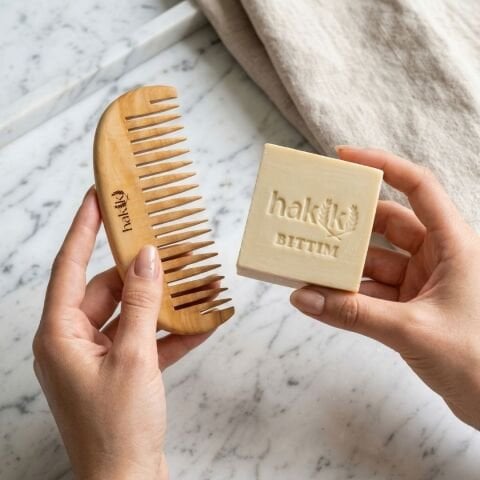 Geniş Dişli Şimşir Tarak & Bıttım Sabunu Seti | Bıttım ve Yemeklik Zeytinyağı ile Doğal Saç ve Cilt Bakımı